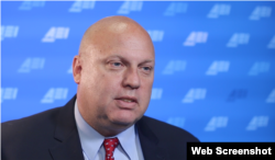 美国保守派智库企业研究所高级研究员、资深贸易和中国经济专家史剑道(Derek Scissors)接受美国之音记者林枫专访。（2018年9月6日，视频截图）