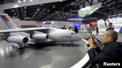 ARHIVA - Avioni Y-20 na sajmu vazduhoplovstva u Pekingu, 2015. (Foto: Reuters/Jason Lee)