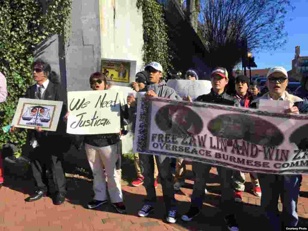 ထိုင်းနိုင်ငံ လိပ်ကျွန်းလူသတ်မှုမှာ သေဒဏ်ချမှတ်ခံထားရတဲ့ မြန်မာနိုင်ငံသား ၂ ဦးရဲ့ အမှုနဲ့ ပတ်သက်ပြီး တရားမျှတစွာ ပြန်လည်ဆုံးဖြတ်ပေးဖို့ အမေရိကန်ပြည်ထောင်စု ဝါရှင်တန်ဒီစီမှာရှိတဲ့ မြန်မာသံရုံးနဲ့ ထိုင်းသံရုံးရှေ့တွေမှာ ပြည်နယ်ပေါင်း ၈ ခုက မြန်မာ့အရေးလှုပ်ရှားသူတွေ တောင်းဆိုဆန္ဒပြ။ (ဓာတ်ပုံ - မခင်အေးမြင့်)