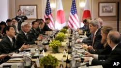 2015年4月27日，美国和日本官员在纽约会晤，修改了双方的防卫合作指南，扩大了双边的防卫合作。图中左边是日本官员，右边是美国官员。