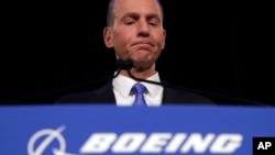 Direktor Boinga Denis Milenberg govori na konferenciji za novinare u muzeju Fild u Čikagu, 29. aprila 2019. 