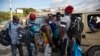 Warga Haiti yang dideportasi dari AS mencoba naik transportasi umum setelah meninggalkan Bandara Internasional Toussaint Louverture, di Port au Prince, Haiti, Senin, 20 September 2021. (AP Photo/Rodrigo Abd)