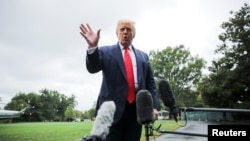 特朗普总统离开白宫前往佛罗里达州之前对媒体发表讲话。（2020年7月31日）