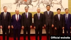美国贸易代表团成员和中国官员在北京合影，左起：美国贸易代表罗伯特·莱特希泽，美国商务部长威尔伯·罗斯，美国财政部长史蒂文·姆努钦，中国副总理刘鹤，中国财政部长刘昆，中国商务部长钟山，中国人民银行行长易纲。（2018年5月3日或4日，美国驻华大使馆网站图片，照片说明由美国之音撰写）