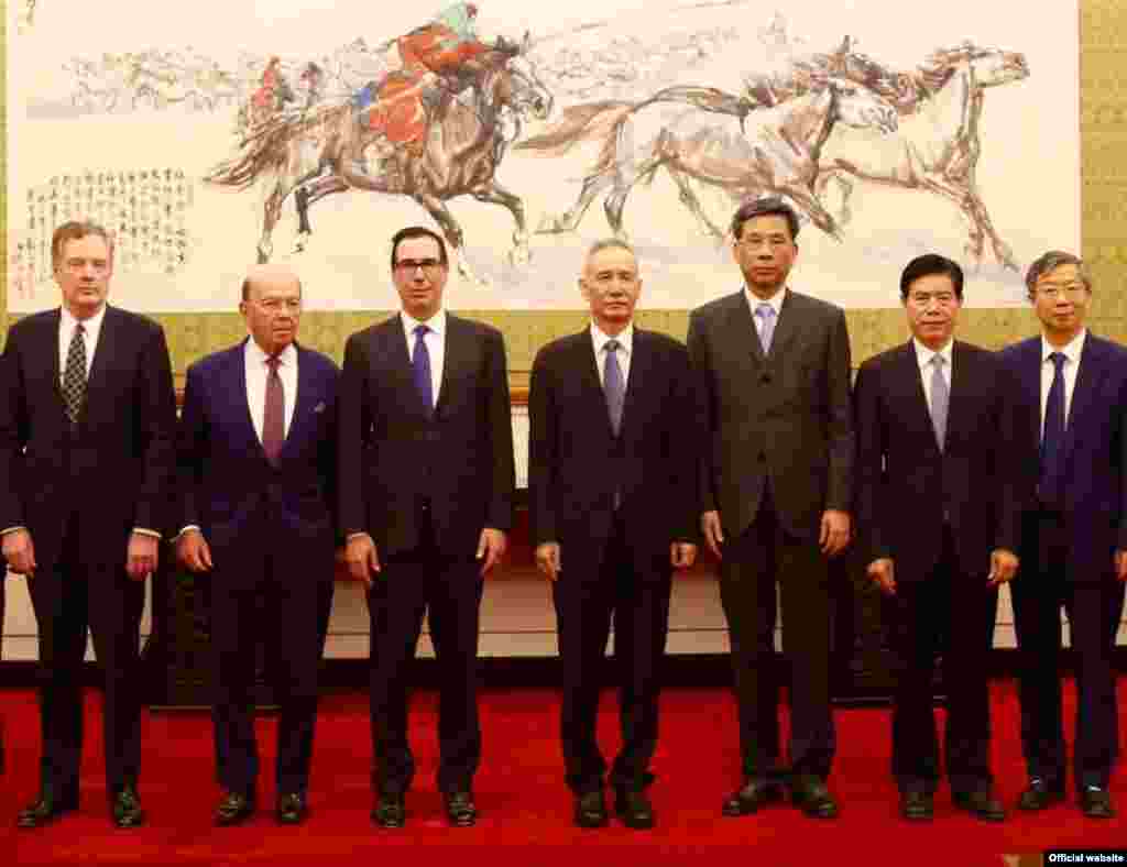 在上一轮美中贸易谈判中,美国贸易代表团成员和中国官员在北京合影,左起:美国贸易代表罗伯特·莱特希泽,美国商务部长威尔伯·罗斯,美国财政部长史蒂文·姆努钦,中国副总理刘鹤,中国财政部长刘昆,中国商务部长钟山,中国人民银行行长易纲。(2018年5月3日或4日,美国驻华大使馆网站图片,照片说明由美国之音撰写)