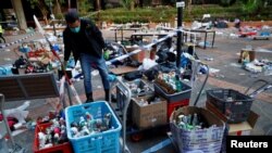 2019年11月28日，一名警察在香港理工大校园内搜寻有关证据。