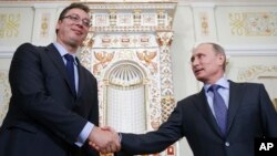 Srpski premijer Aleksandar Vučić rukuje se sa ruskim predsednikom Vladimirom Putinom tokom posete Moskvi