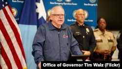 在两名明尼苏达州州议员及其配偶2025年6月14日(星期六)清晨遭枪击案的嫌疑人被捕后，该州州长蒂姆·沃尔兹星期日晚间对媒体发表讲话。