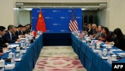 Menteri Perdagangan AS Gina Raimondo (kedua dari kanan) berbicara dalam pertemuan dengan Menteri Perdagangan China Wang Wentao (kedua dari kiri) di Kementerian Perdagangan di Beijing pada 28 Agustus 2023. (Foto: AFP)