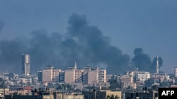 Moshi ukipaa juu ya mji wa Khan Younis kufuatia mashambulizi ya Israel. Jumamosi Desemba 30, 2023.