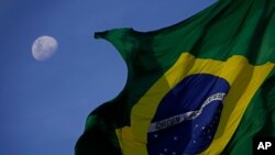 FILE - Bendera Brazil berkibar di Brasilia, Brazil, 24 Januari 2021. (AP)