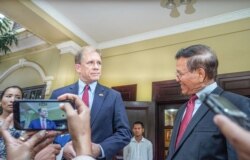 U.S. Ambassador to Cambodia W. Patrick Murphy and opposition leader Kem Sokha deliver a joint press statement to reporters after their meeting at Kem Sokha's house in Phnom Penh, Cambodia, November 11, 2019. (Khan Sokummono/VOA Khmer)