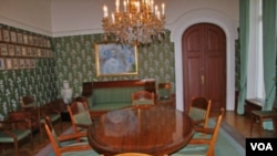 决定诺贝尔和平奖归属的会议桌（美国之音王南拍摄）