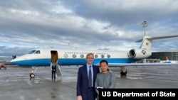 获释后的王夕越与美国国务院官员即将登机返回美国(2019年12月7日)