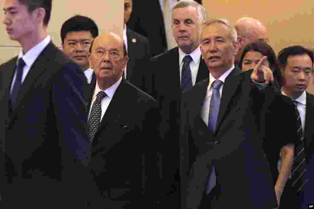 2018年6月3日,美国商务部长威尔伯·罗斯和中国国务院副总理刘鹤右图北京钓鱼台国宾馆,出席会议。 6月3日,美中两国2018年第三轮贸易谈判在北京结束,没有达成协议。国际媒体对美中最新的贸易谈判结果做出负面报道,北京官方媒体似乎努力发掘这轮会谈的积极意义。