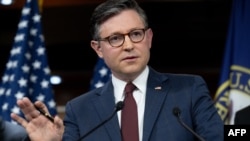Ketua DPR AS Mike Johnson, berbicara dalam konferensi pers di Gedung Capitol di Washington, DC, pada 25 Februari 2025. (Foto: AFP/Saul Loeb)