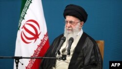 Pemimpin tertinggi Iran Ayatollah Ali Khamenei berbicara dalam pertemuan dengan presiden dan kabinetnya di Teheran, 27 Agustus 2024. (Foto: AFP)