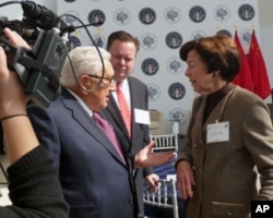 前白宫国安顾问、前美国国务卿亨利•基辛格(Henry Kissinger, 左)和前美国贸易代表卡拉•希尔斯(Carla Hills, 右)