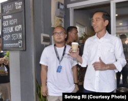 Presiden Jokowi ditemani pemilik warung kopi di kawasan Cipete, Jakarta, Andanu Prasetyo atau kerap disapa Tyo.