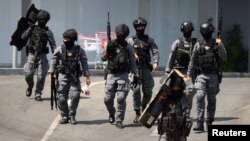 Pasukan keamanan Thailand meninggalkan mal 'Terminal 21' setelah menewaskan seorang tentara pelaku penembakan di Nakhon Ratchasima, Thailand Minggu (9/2). 