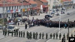 中国武警与内蒙古抗议民众对峙