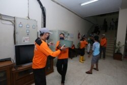 Warga Yogya bekerja bakti membersihkan sisa kerusuhan di kantor DPRD DIY. (Foto: Humas Pemda DIY)