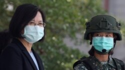 台湾总统蔡英文在台南一个军事基地视察士兵操练。（2020年4月9日）