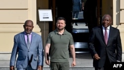 非洲和平使团代表科摩罗（LtoR, Comoros）总统阿扎力·阿苏马尼（Azali Assoumani），乌克兰总统泽连斯基（Volodymyr Zelensky）和南非总统西里尔·拉马福萨（Cyril Ramaphosa）2023年6月16日在基辅举行会谈后向媒体发表讲话。