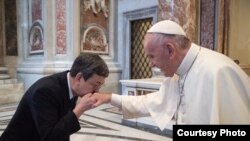 台湾副总统陈建仁亲吻教宗方济各的右手，陈建仁是虔诚的天主教徒。（台湾总统府提供）