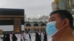 Windratmo Suwarno (kanan), Konsul Ekonomi KJRI Jeddah saat melakukan Tawaf bersama jemaah lainnya (foto: courtesy).