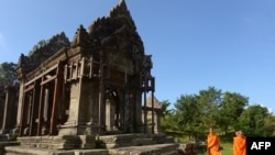 រូបឯកសារ៖ ព្រះសង្ឃជាច្រើនព្រះអង្គនិមន្តទស្សនាប្រាសាទព្រះវិហារ ដែលស្ថិតនៅជាប់ព្រំដែនប្រទេសថៃ កាលពីថ្ងៃទី ១២ ខែវិច្ឆិកា ឆ្នាំ២០១៣ បន្ទាប់ពីរដ្ឋាភិបាលថៃទទួលស្គាល់សេចក្តីសម្រេចរបស់អង្គការសហប្រជាជាតិថា តំបន់នៅក្បែរប្រាសាទព្រះវិហារ គឺជាកម្មសិទ្ធិរបស់កម្ពុជា។