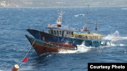 Kementerian Kelautan dan Perikanan (KKP) bersama Satgas 115 saat menenggelamkan kapal pencuri ikan di Bitung, Sulawesi Utara, Senin (20/8). (Foto: Joko Siswanto / Humas KKP)