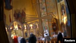 Jemaat berdoa di sebuah gereja Katolik di New York.