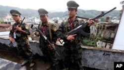 资料照片：缅甸克钦独立军人员在靠近中国边境的拉咱镇站岗。(2013年10月29日)