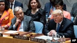 美国总统特朗普2018年9月26日在纽约联合国总部向联合国安理会发表讲话。左侧是联合国秘书长安东尼奥·古特雷斯。 