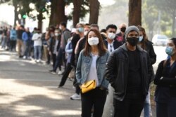 Orang-orang mengantre untuk menerima vaksinasi di Pusat Vaksin NSW di Homebush Olympic Park di Sydney, Australia, 1 Juli 2021. (Foto: AP)