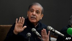 Mantan Perdana Menteri Pakistan dan pemimpin Partai Liga Muslim Pakistan-Nawaz (PML-N), Shehbaz Sharif, berbicara dalam konferensi pers di Lahore pada 13 Februari 2024. (Foto: AFP/Arif Ali)