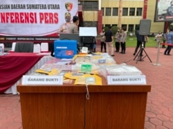 Barang-barang bukti dalam kasus jual-beli vaksin COVID-19 oleh empat orang tersangka, termasuk 3 oknum ASN kota Medan. (Foto: VOA/Anugrah Andriansyah)