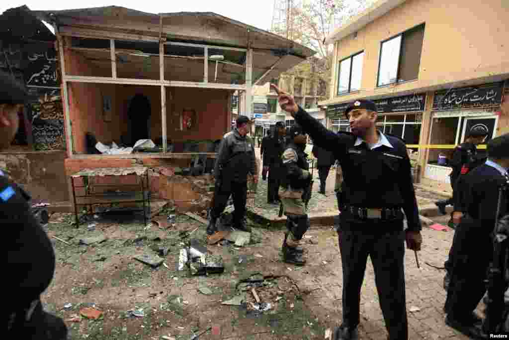 Police secure the site of a bomb attack at the district court in Islamabad, March 3, 2014. 