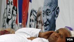 Aktivis Anna Hazare beristirahat di tengah aksi mogok makan menuntut hukuman yang lebih keras bagi para koruptor di India (6/4).