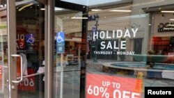 미국 서부 캘리포니아주 칼스배드의 한 쇼핑몰에 연말 할인을 알리는 사인이 걸려있다. (자료사진)