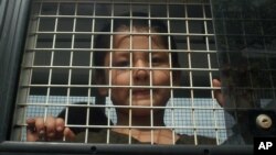 泰国南部宋卡府的一辆警车内的一名维吾尔男孩。（2014年3月15日资料照）