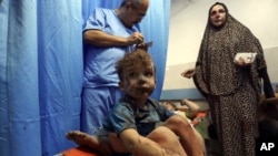 Ranjeni palestinski dečak u bolnici al-Šifa, 26. oktobra 2023. (Foto: AP/Abed Khaled)