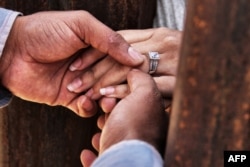 Pada 2022 lalu, PTA Surabaya mengeluarkan 15.329 dispensasi kawin untuk anak. (Foto: AFP)
