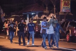 Polisi berpakaian biasa menangkap tersangka teroris di Sleman, Yogyakarta, 14 Juli 2018. (Foto: AFP/ilustrasi)