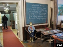 捷克人难忘过去遭受共产党政权迫害历史。布拉格的共产主义博物馆。（美国之音白桦拍摄）