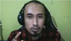 Andika Zakiy Koodinator Program di Yayasan Semai Jiwa Amini (Sejiwa), dalam tangkapan layar. (Foto: VOA/Nurhadi)