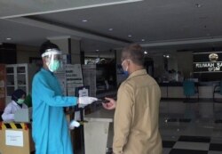 Staf RSA UGM di lini depan melayani pasien dengan APD. (Foto: Humas UGM)