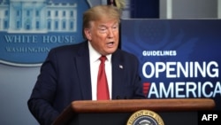 美国总统特朗普4月16日在记者会上呼吁要“重启美国”经济。