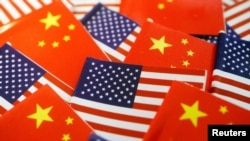 资料照片：美国国旗和中国国旗。